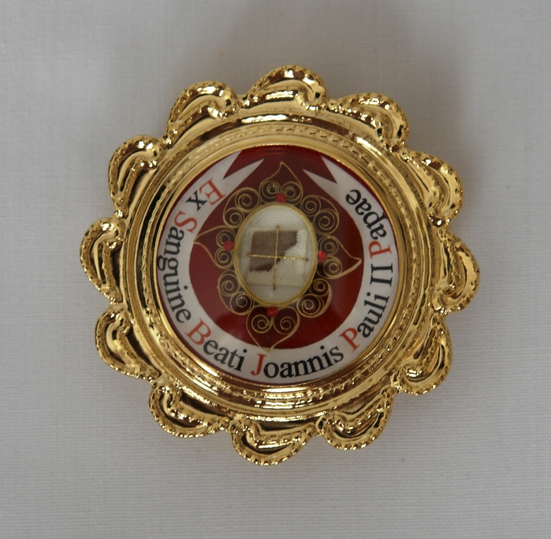 Imagem de divulgação mostra o relicário com o sangue do papa João Paulo II | Reuters/Arquidiocese de L Aquila/Divulgação