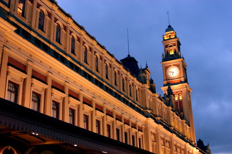 A Estação da Luz tem estruturas trazidas da Inglaterra que copiam o Big Ben e a abadia de Westminter | José Cordeiro/Divulgação