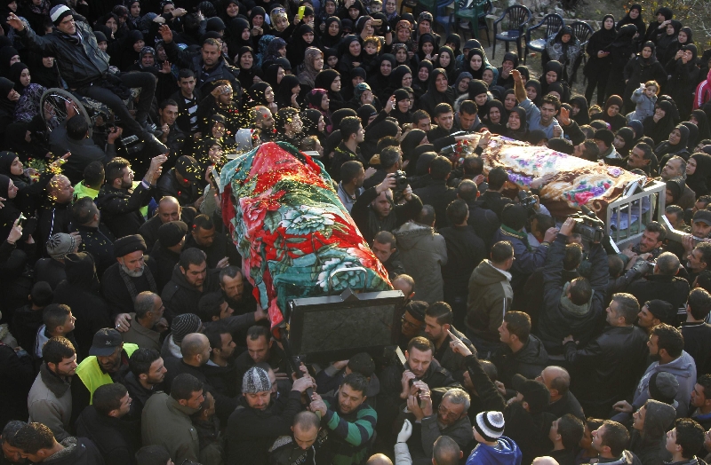 Cerimônia pública no sul do Líbano reuniu um grande número de pessoas para se despedir da jovem Malak Zahwe | Sharif Karim/Reuters