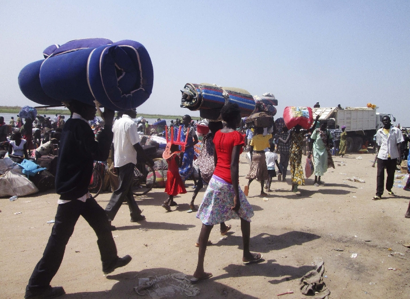 Moradores de Bor carregam seus pertences para tentar fugir dos conflitos no Sudão do Sul | Stringer/Reuters