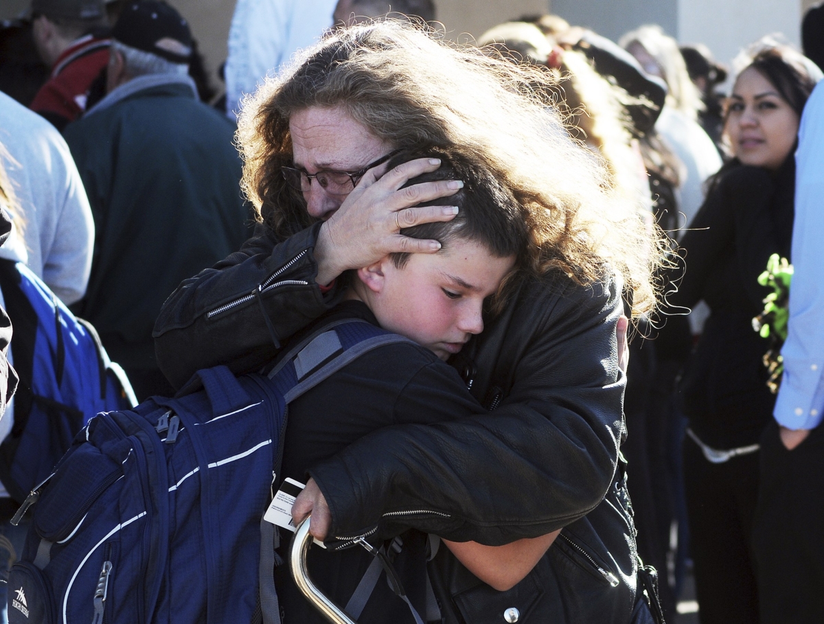 Mãe abraça o filho após o tiroteio na escola de Roswell, no estado norte-americano do Novo México | Reuters/Mark Wilson/Roswell Daily Record