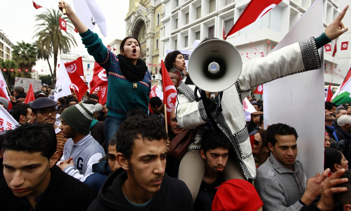 Ativistas do partido secular Frente Popular comemoram os três anos de deposição de Ben Ali na avenida Habib Bourguiba, em Túnis, na Tunísia | Reuters/Anis Mili