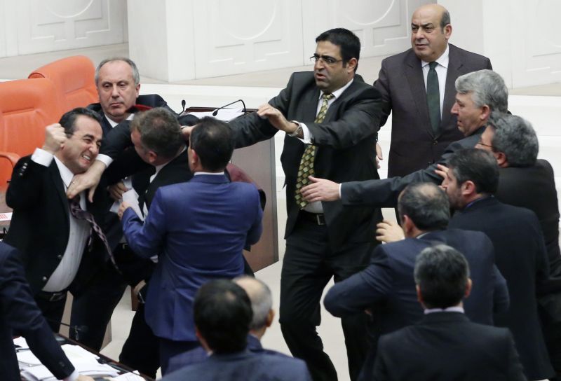 Reforma judicial motivou a discussão e a troca de socos na Turquia | REUTERS/Stringer