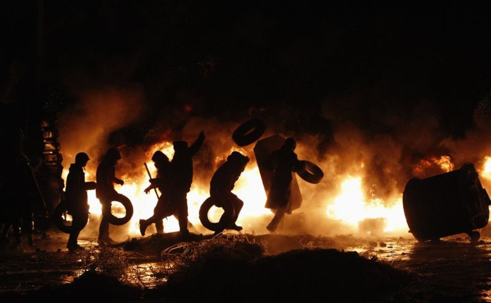 Fogo e barricadas em confrontos em Kiev | REUTERS/David Mdzinarishvili