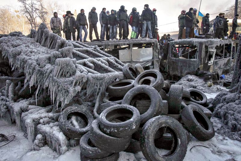 Manifestantes em barricada no centro da capital ucraniana | Gleb Garanich/Reuters