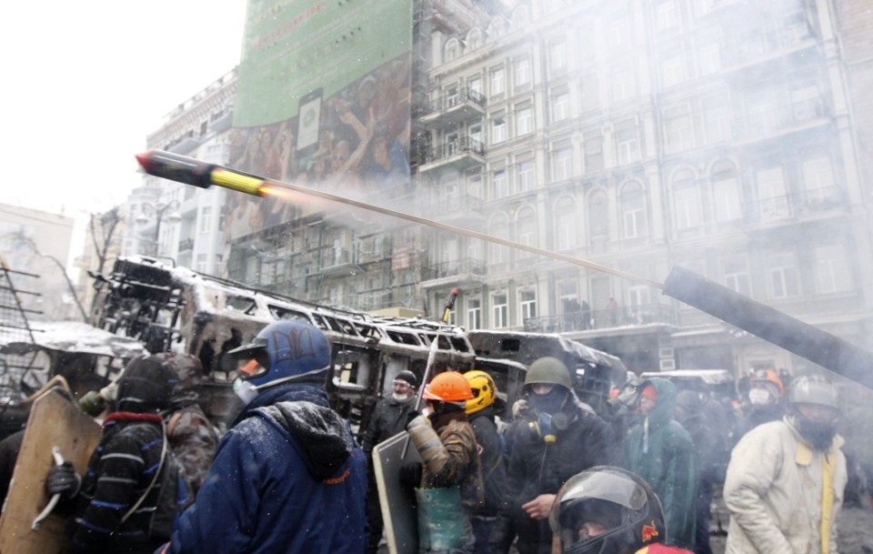 Manifestantes disparam fogos de artifício contra os policiais em Kiev | Reuters/Vasily Fedosenko