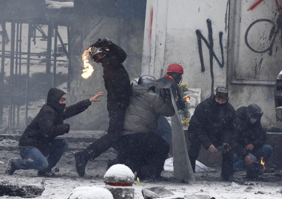 Manifestantes atiram coquetel molotov contra a polícia em Kiev | Reuters/Vasily Fedosenko