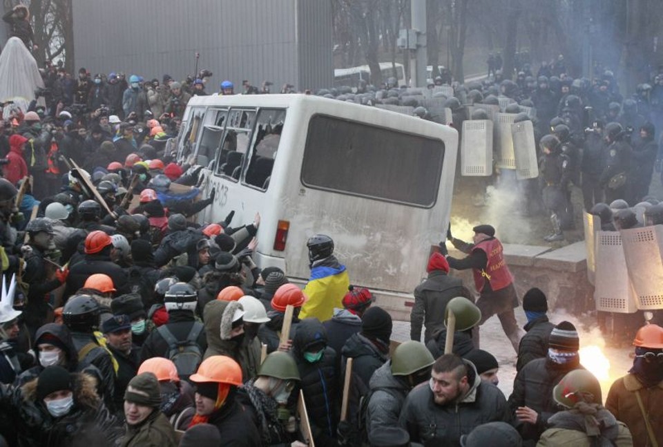 Manifestantes tentam virar van da polícia em protesto em Kiev neste domingo | REUTERS/Gleb Garanic