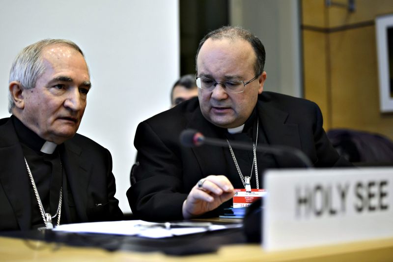 Monsenhor Silvano Tomasi (esq.) conversa com Charles Scicluna, fiscal da congregação vaticana, durante reunião em Genebra | Martial Trezzini/Efe