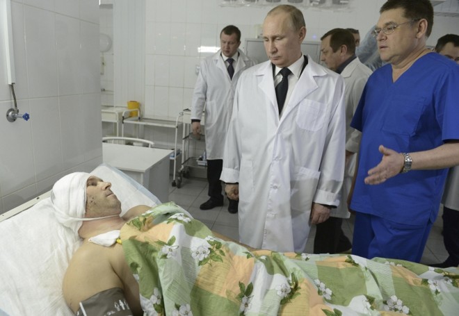 Presidente Putin conversa com vítima de atentado em Volgogrado | Alexei Nikolskiy/RIA Novosty/Reuters
