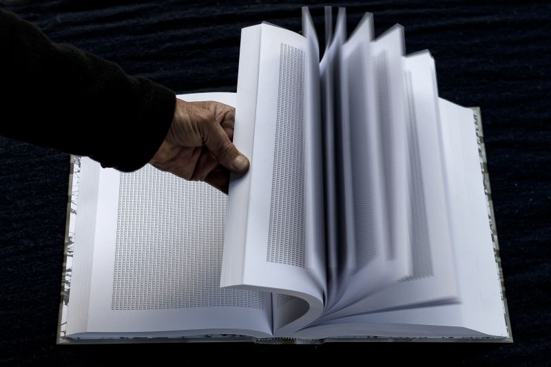 O novo livro, And Every Single One Was Someone, consiste apenas da palavra Judeu repetida | Rina Castelnuovo para The New York Times