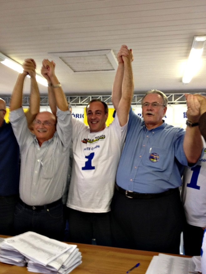 Stephanes Júnior (no centro) comemora ao lado do deputado federal Osmar Serraglio (à esquerda) e Orlando Pessuti |