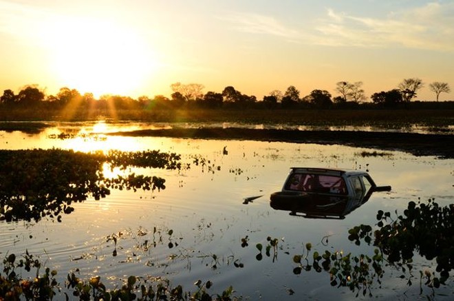 Carro submerso em uma das travessias |
