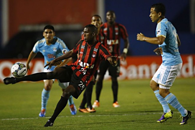 Douglas Coutinho foi a principal novidade no time titular do Atlético |