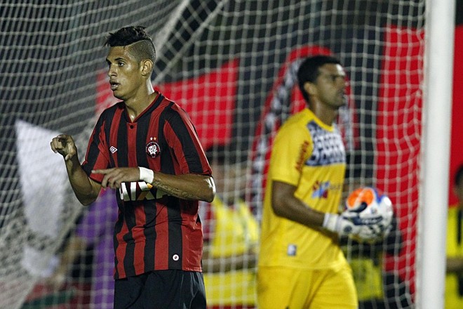 O goleiro Vitor, do Londrina, foi um dos destaques da partida, o mesmo acontecendo com o atacante atleticano Crislan |