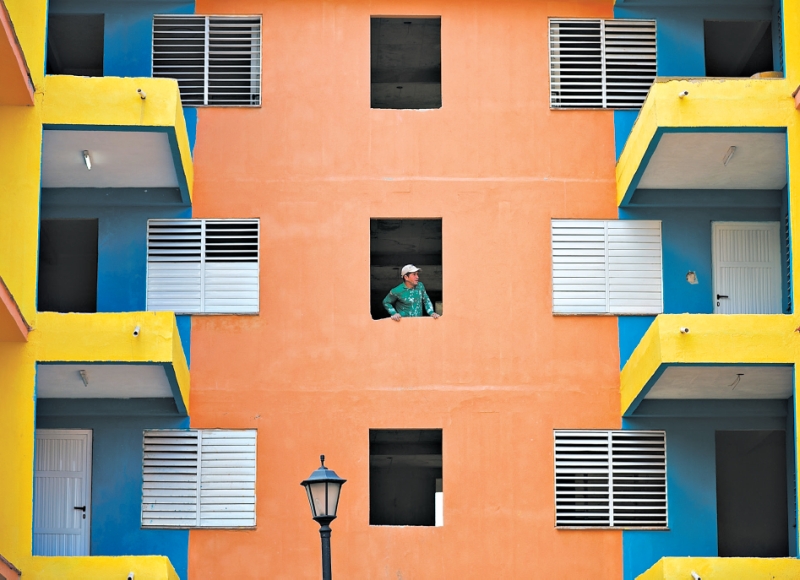 Apartamentos com ar condicionado e varanda estão sendo construídos para famílias ligadas ao Exército cubano e ao Ministério do Interior | Fotos: Todd Heisler/The New York Times