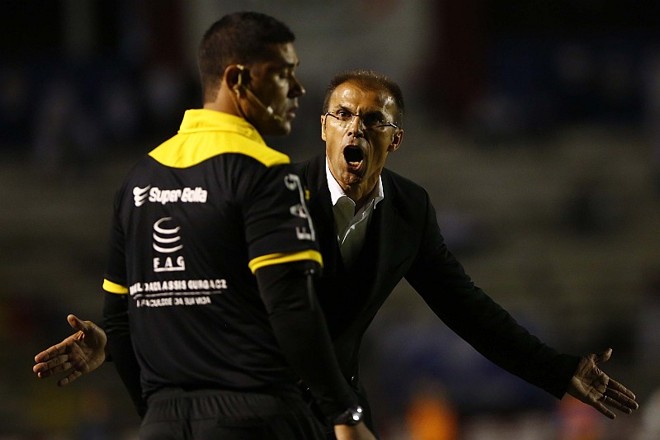 Milton Mendes reclama com auxiliar de arbitragem |