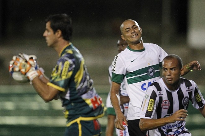 O goleiro Marcelo faz defesa em jogada de Julio Cesar |