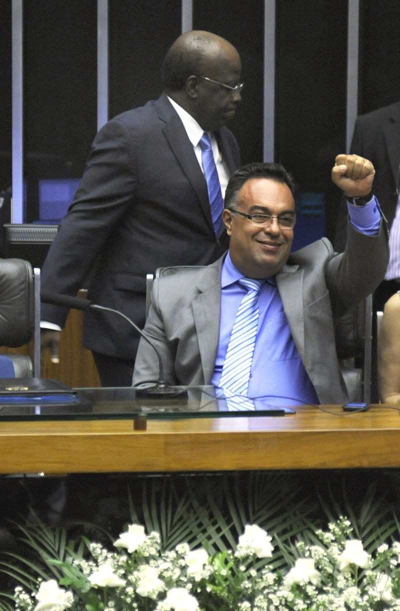 Vargas cerra os punhos na frente de Barbosa, durante a abertura do ano legislativo: protesto legítimo ou desrepeito? | Laycer Tomaz/Ag. Câmara