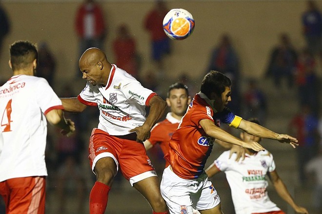 Cris e Lúcio Flávio disputam jogada no alto |