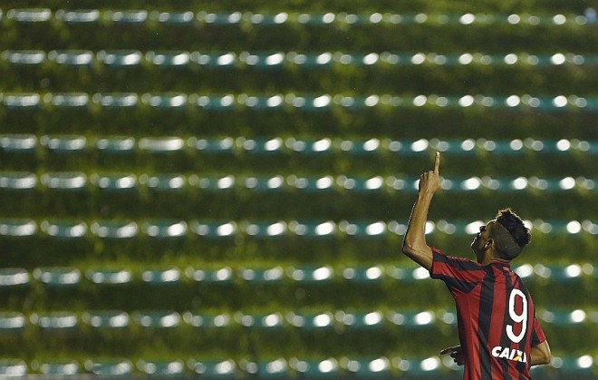 Crislan comemora o seu gol, o segundo na vitória do Atlético sobre o Arapongas |