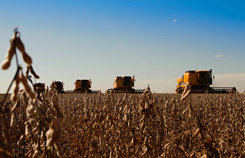 Produtores aproveitam dias sem chuva para colocar todo o parque de máquinas em campo. Nesta semana, colheita em Mato Grosso tende a chegar a 70% da área. | Jonathan Campos / Gazeta Do Povo