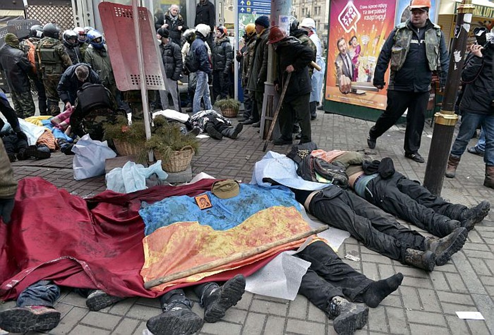 Cadáveres na calçada de Kiev: protestos contra o governo da Ucrânia levou a esquiadora Bogdana Mazozka a desistir de competir em Sochi | Maks Levin / Reuters