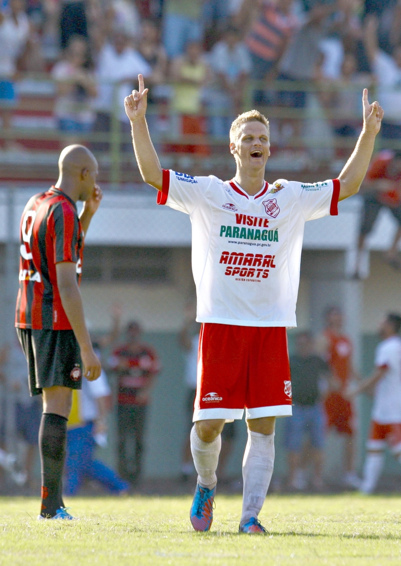 Ricardo Ehle comemora o gol inaugural do Rio Branco, para desespero do atacante Dominic | Hugo Harada/ Gazeta do Povo