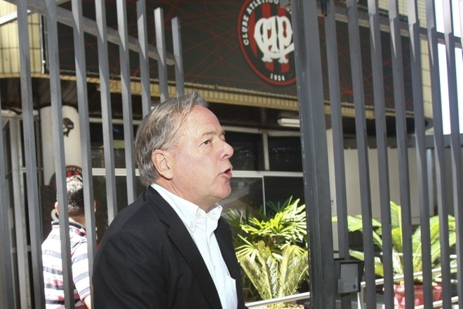 Charles Botta, emissário da Fifa, visitou e avaliou o andamento das obras da Arena ontem | 
