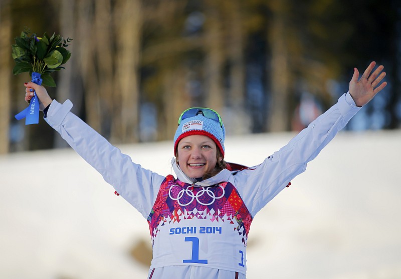 Maiken Caspersen Falla comemora ouro no cross-country, ajudando a Noruega a chegar à liderança do quadro de medalhas | Carlos Barria / Reuters