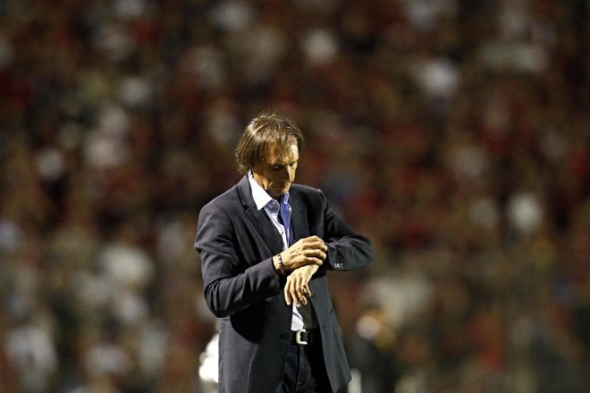 O técnico Miguel Ángel Portugal durante a vitória do Atlético sobre o The Strongest |