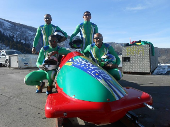 Antes dos Jogos de Sochi, equipe brasileira treinou um período na Rússia, ainda com partes da pintura velha do trenó | 