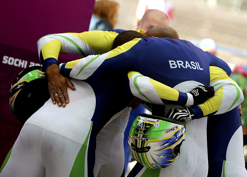 Brasileiros do bobsled se abraçam após terminarem a última descida do dia | EFE