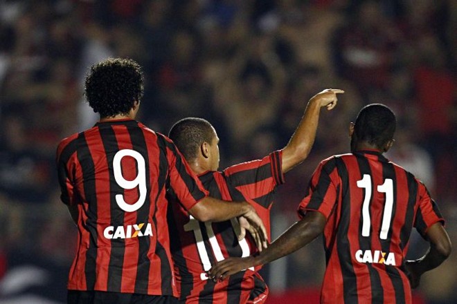 Marcos Guilherme (ao centro) fez o segundo na vitória atleticana deste domingo (9) | 