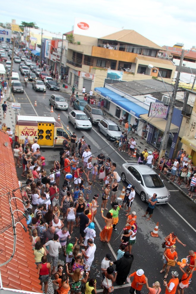 Matinhos, que gasta R$ 300 mil no carnaval, quer saber se a população prefere usar o dinheiro comprando ambulâncias |