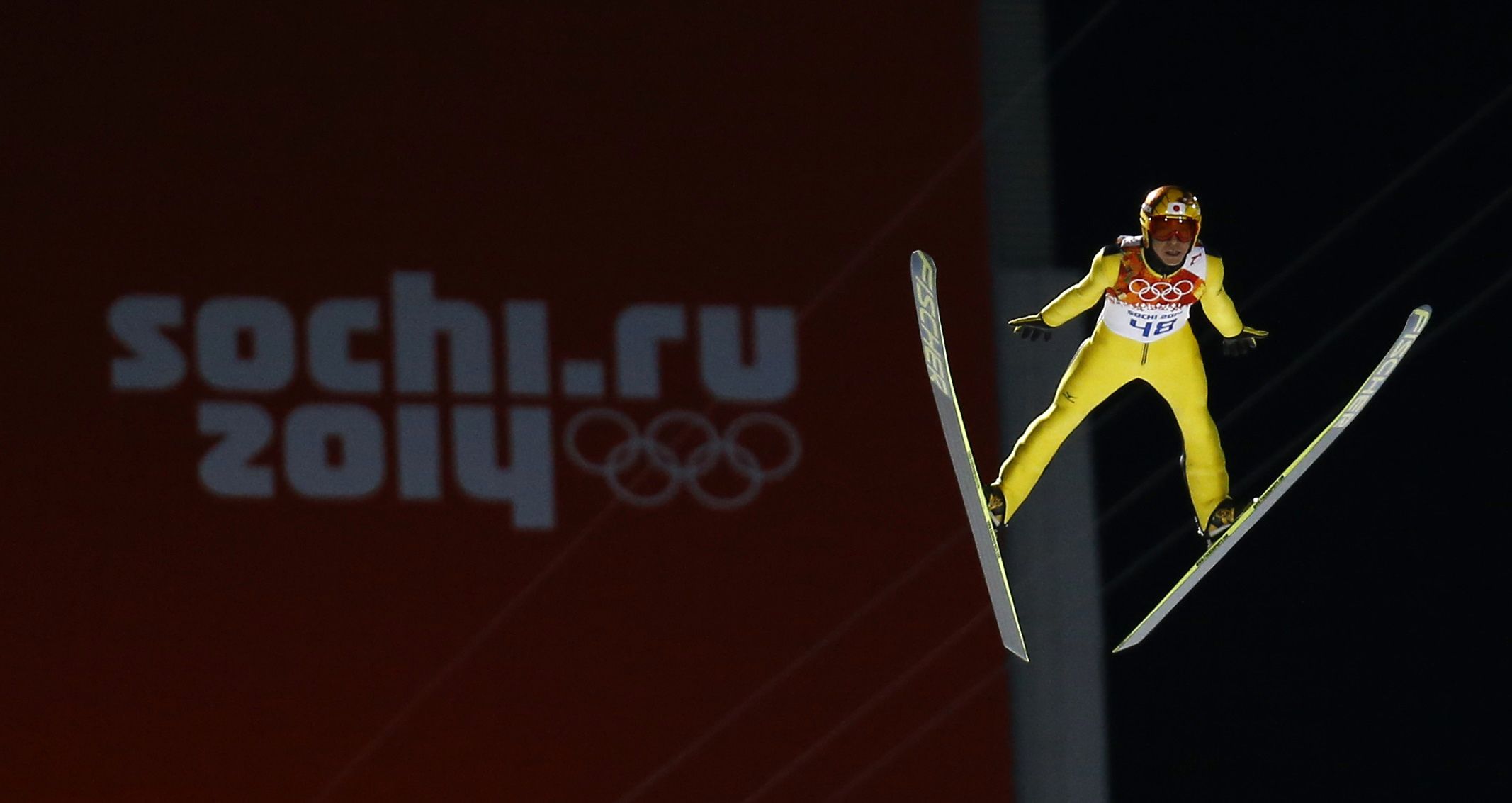 Voo do medalhista de prata Noriaki Kasai, de 41 anos, na prova do salto com esqui em Sochi | Kai Pfaffenbach / Reuters