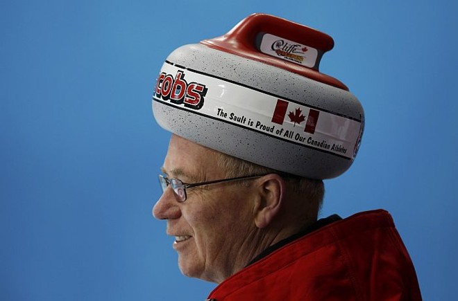 Torcedor canadense com chapéu que imita a pedra do curling |