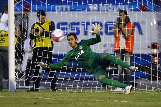 Pênalti: goleiro William Menezes não acerta o canto e Atlético abre o marcador | 