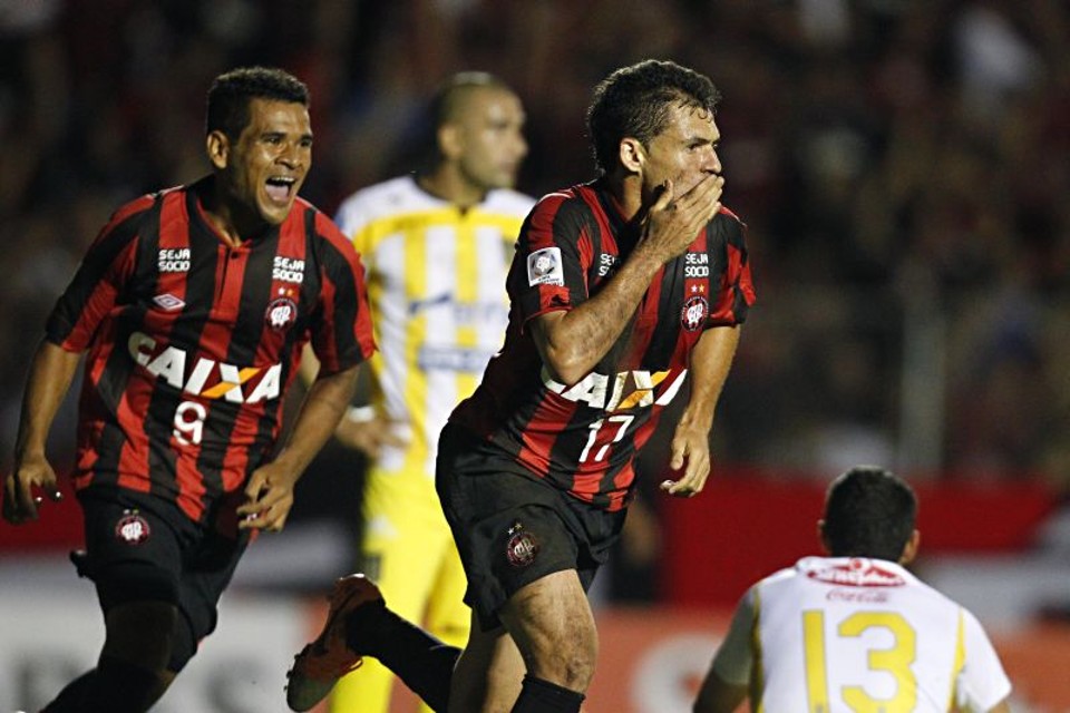 Paulinho Dias, seguido por Éderson, na comemoração do gol da vitória atleticana | Albari Rosa / Gazeta do Povo