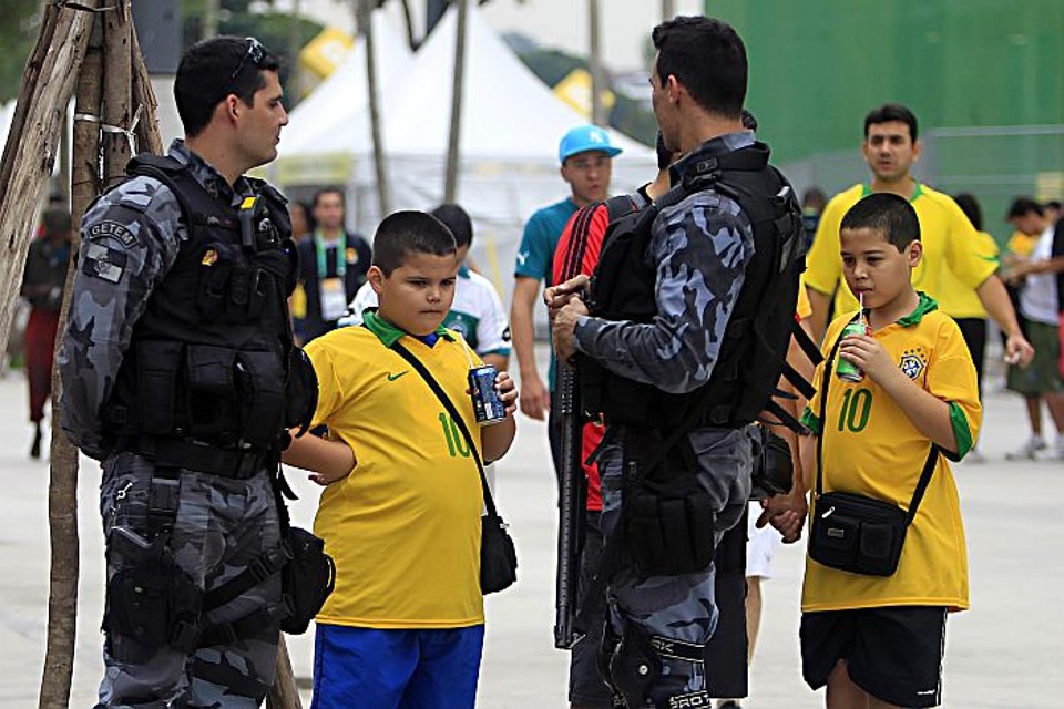 Policiais militares trabalhando na decisão da Copa das Confederações no Maracanã: 100 mil homens, fora as Forças Armadas, farão a segurança da Copa | Albari Rosa / Gazeta do Povo