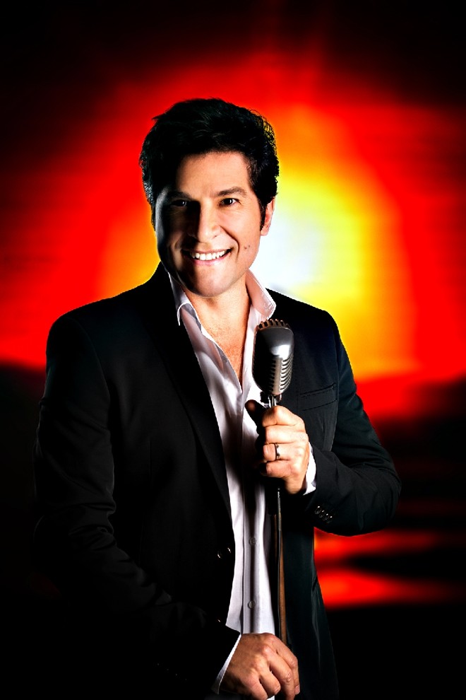 Daniel: Com 30 anos de carreira recém-completados, o cantor sertanejo revisita os sucessos românticos que já venderam mais de 13 milhões de discos. Teatro Positivo  Grande Auditório: R. Prof. Pedro Viriato Parigot de Souza, 5.300. Quando: 3 de maio, sábado, às 21h15. Ingressos: de R$ 81 a R$ 306, apenas para assinantes da Gazeta do Povo até o dia 28 de fevereiro, com o limite de quatro ingressos por titular. Valores para o público em geral ainda não divulgados. Informações: (41) 3315-0808 (Disk Ingressos). Classificação indicativa: livre | 