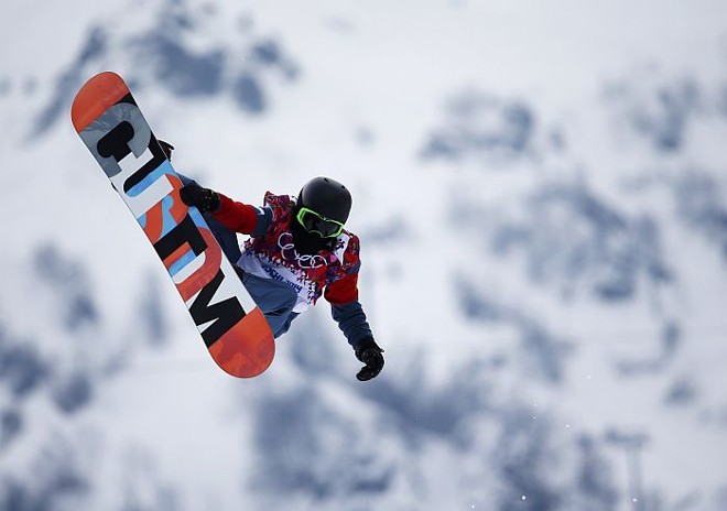 Russo Sergey Tarasov na prova de snowboard |