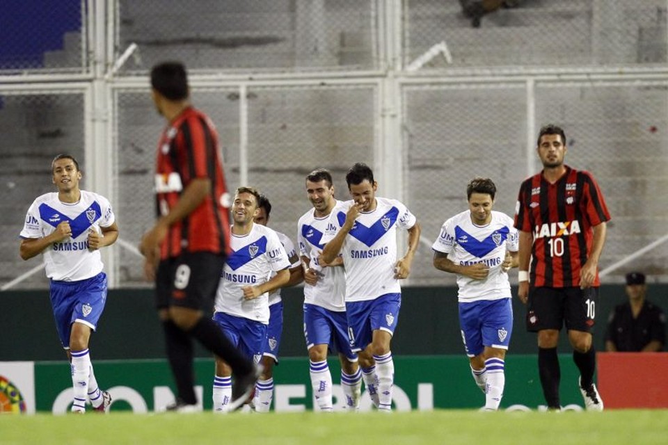 Jogadores do Vélez comemoram o gol de Tobio que abriu o placar no José Amalfitani | Albari Rosa / Gazeta do Povo
