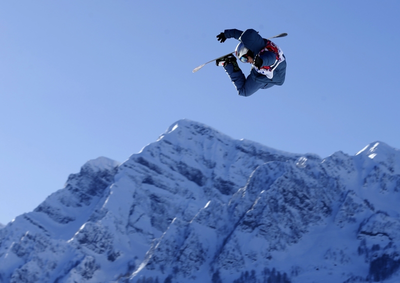 O atleta japonês de snowboard Yuki Kadono dá um salto durante treino para as Olimpiadas de Inverno de 2014 de Sochi, na Rússia. | Mike Blake/REUTERS