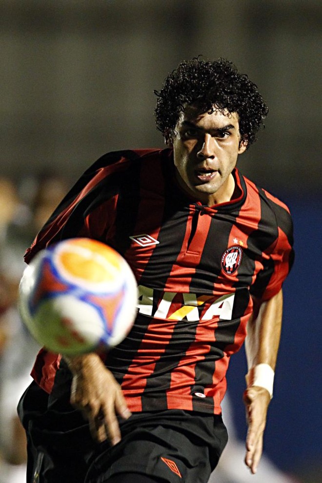 Bruno Mendes, autor do primeiro gol rubro-negro, tenta escapar para o ataque | 