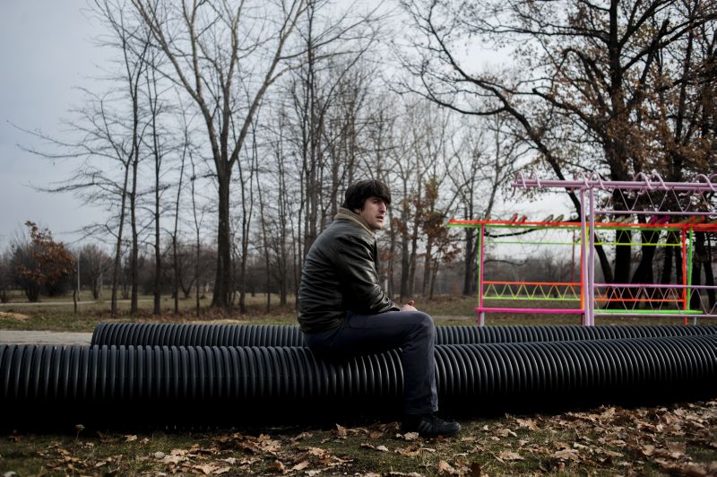 Delchev senta em banco criado por ele e integrantes do grupo Transformers com o objetivo de deixar Sófia mais divertida | Boryana Katsarova para The New York Times