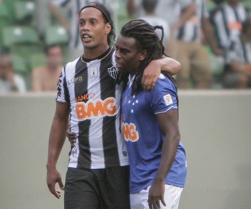 Ronaldinho Gaúcho abraça Tinga no clássico deste domingo no Independência | Bruno Cantini / Atlético-MG