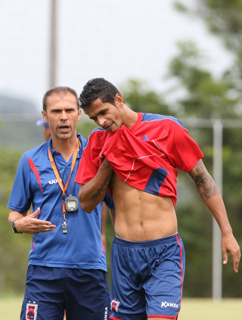 Milton Mendes conversa com o zagueiro Naylhor, um dos jogadores da Amaral Sports | Aniele Nascimento / Gazeta do Povo