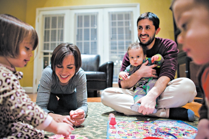 Amanda e Bradley Kalinsky com seus filhos, que nasceram depois de confirmado que eles não tinham o gene da GSS | Nathan Morgan/The New York Times