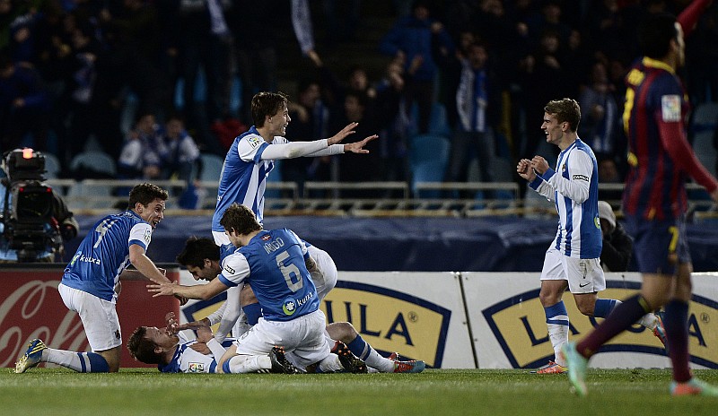 Jogadores da Real Sociedad comemoram o gol sobre o Barcelona | Vincent West / Reuters